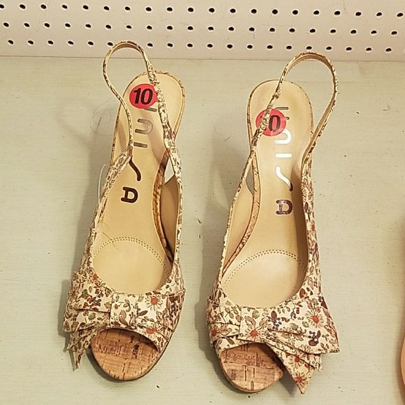 UNISA TAN FLOWER HEELS WITH BOW - Picture 5 of 7